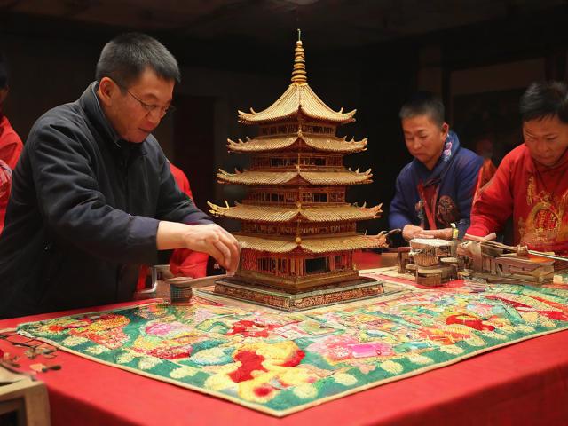 九游体育网站_ 传统技艺“宝塔滚绣”比赛，文化融合的视觉盛宴