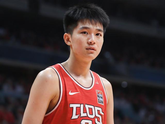 jiuyou.com_ 中国篮球新星崭露头角，年轻球员成为关注焦点，中国篮球运动员新星